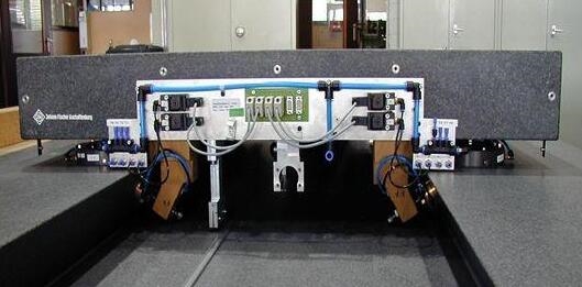 三坐标的导轨与轴承结构