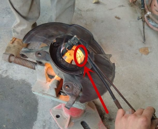 十五万公里的伊兰特更换左前轮轴承,拆卸轴承的过程比较折腾人!